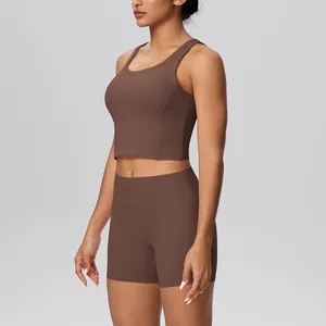 Zijaanzicht van een bruine yogaset met sportbeha en korte broek met zijzakken