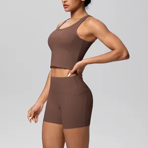 Zijaanzicht van een bruine yogaset met sportbeha en korte broek met zakken