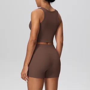 Achteraanzicht van een bruine tweedelige yogaset met racerback-tanktop en korte broek