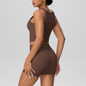 Zijaanzicht van een vrouw in een bruine tweedelige yogaset met crop top en korte broek