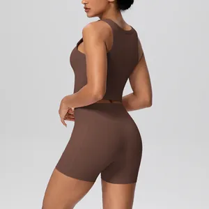 Achteraanzicht van een bruine yogaset met racerbacktop en korte broek met zakken