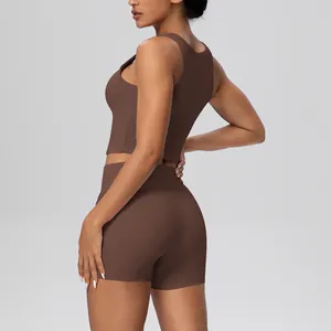 Zij-aanzicht van chocoladebruine yoga set die de pasvorm en textuur details toont.