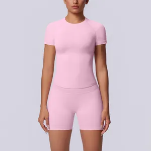 Naadloze roze gebreide yogaset met slim fit korte mouwen en high waist fitness shorts.