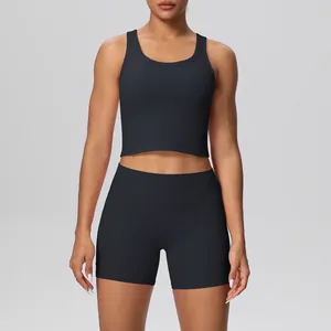 Zwarte sport-yogaset voor dames met mouwloos topje en korte broek met hoge taille