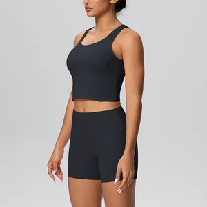Gedetailleerd zijaanzicht van zwarte sport-bh en bijpassende yoga-shorts met zakken op model