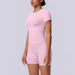 Detail van een roze naadloze yoga-set met nauwsluitende top en korte broek met hoge taille