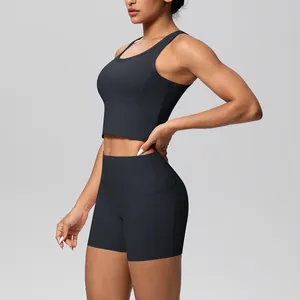 Detailweergave van zwarte sportbeha en yogashortset met zakken voor dames