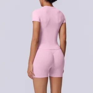 Achteraanzicht van roze naadloze yogaset met shorts met hoge taille en push-up effect