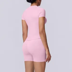 Achteraanzicht van een roze naadloze yogaset met high-waist shorts met peach-lift