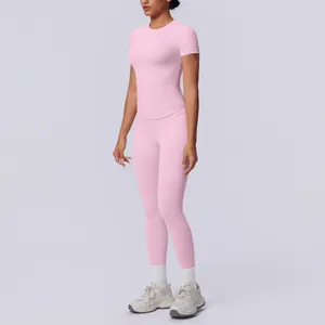Detailansicht eines rosa nahtlosen Yoga-Sets mit Kurzarm-Oberteil und Leggings-Kombination