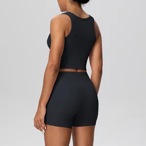 Achteraanzicht van een zwarte yoga-set voor dames met korte broek en een sportieve crop top