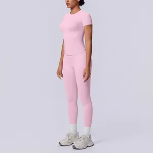 Vollständige Seitenansicht eines nahtlosen Strick-Yoga-Sets für Damen in Pastellrosa
