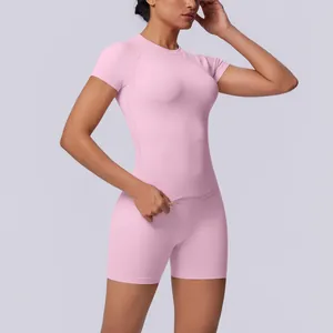 Roze naadloze gebreide yogaset met top met korte mouwen en hoge taille short