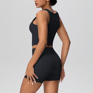 Gedetailleerd zijaanzicht van een zwart dames yoga-set met tanktop en korte broek