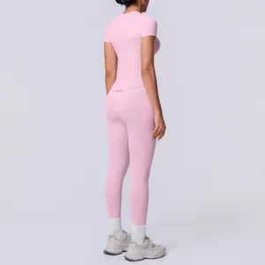 Detaillierte Rückansicht des rosa nahtlosen Yoga-Sets mit Kurzarm-Top und Leggings