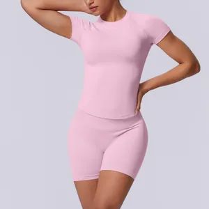 Slim fit roze naadloze yogaset met shirt met korte mouwen en korte broek met hoge taille.