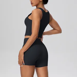 Gedetailleerd zijaanzicht van een zwart tweedelig yogasetje met sportbeha en korte broek.
