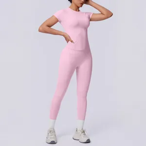 Detailansicht eines rosa nahtlosen Yoga-Sets mit Kurzarm-Oberteil und High-Waist-Leggings