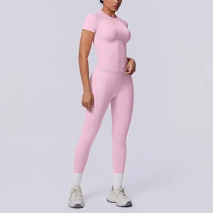 Detailansicht des rosa nahtlosen Yoga-Sets für Damen mit Kurzarm-T-Shirt und Leggings
