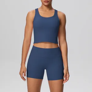 Detail van tweedelige yogaset met sportbeha en biker shorts met zakken