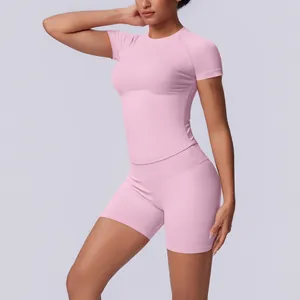 Professionele naadloze roze yogaset met top met korte mouwen en korte broek met hoge taille