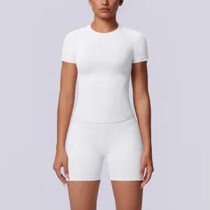 Gedetailleerd overzicht witte naadloze yogaset met slim fit top en hoge taille short