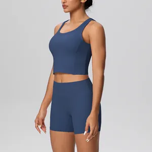 Zijaanzicht detail van marineblauwe sportbeha en yogashort met zakken