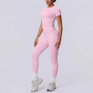 Ganzkörperansicht eines rosa nahtlosen Yoga-Sets für Damen mit bequemer Passform und Stil.