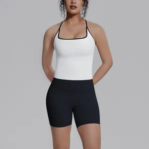 Gedetailleerd beeld van witte yoga tanktop en zwarte strakke sportshort set voor dames