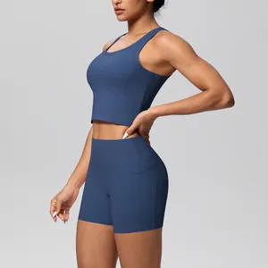 Hoogwaardige blauwe sportset voor dames met sportbeha en korte broek met zijzakken detail