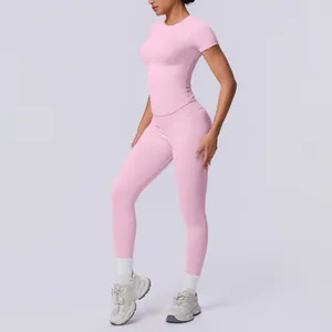 Seitenansicht des pinkfarbenen nahtlosen Yoga-Tops mit passender High-Waist-Leggings