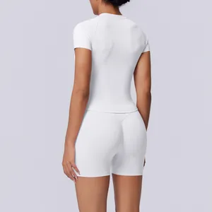 Gedetailleerd achteraanzicht van wit naadloos yoga-set met slim-fit top en liftende shorts