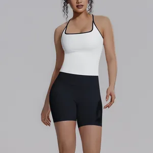 Gedetailleerde weergave van witte racerback tanktop en zwarte compressie yogashorts set