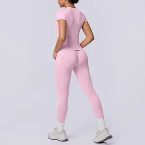 Detaillierte Rückansicht eines rosa nahtlosen Yoga-Sets mit Kurzarm-Oberteil und Hose