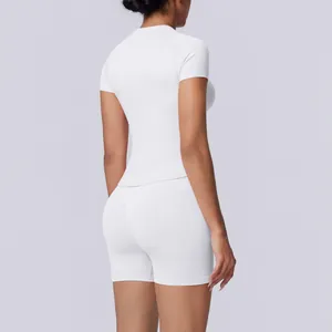 Achteraanzicht van witte naadloze yogaset met slim fit top en corrigerende short