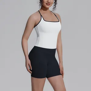 Detailopname van witte sporttop met zwarte bies en een zwarte korte yogabroek