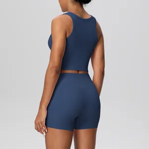 Gedetailleerd achteraanzicht van een marineblauwe yoga-set met sportbeha en korte broek.