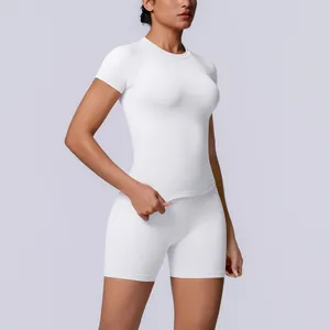 Detail van witte naadloze yoga-set met top met korte mouwen en korte broek met hoge taille.