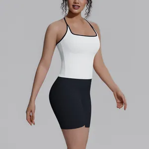 Detailweergave van de witte sporttanktop met zwarte bies en bijpassende zwarte shorts