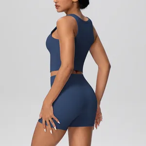 Zijaanzicht van een marineblauwe yogaset met racerback tanktop en korte broek met hoge taille.