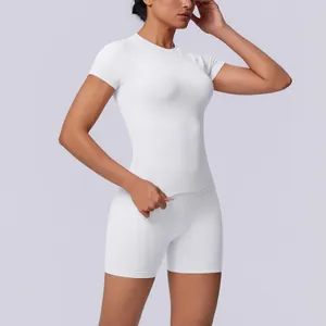 Detailweergave van een witte naadloze yogaset met nauwsluitende top en korte broek