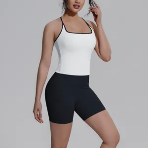 Detailopname van de witte racerback sporttop en zwarte biker shorts voor fitness