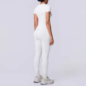 Rückansicht von weißem nahtlosem Yoga-Set mit Kurzarm-Oberteil und Leggings