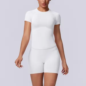 Detailopname van een witte naadloze yogaset met korte mouwen en een short met hoge taille