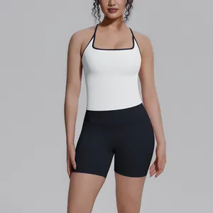 Sportieve tweedelige set met witte racerback tanktop en zwarte korte fitnessshort