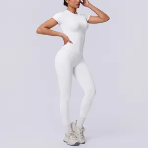 Model trägt ein weißes nahtloses Yoga-Set aus Strick mit Kurzarm-Oberteil und Leggings
