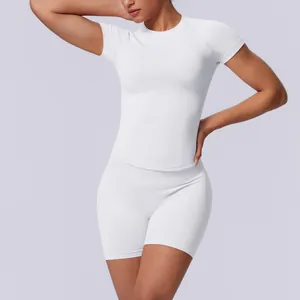 Naadloze witte yogaset voor dames met nauwsluitend T-shirt en korte broek met hoge taille