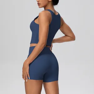 Achteraanzicht van de marineblauwe yogaset met gewatteerde top en strakke sportieve shorts