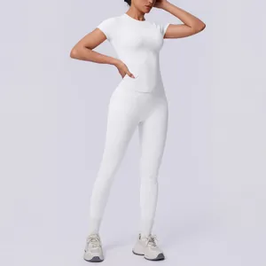 Detailansicht eines weißen nahtlosen Yoga-Sets mit Kurzarm-Top und High-Waist-Leggings.