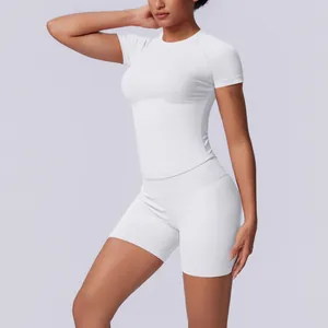 Naadloze yogaset met top met korte mouwen en nauwsluitende fitness shorts hoge taille.